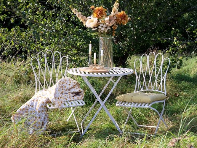 Hovedbilde Kafésett med 2 stoler og 1 bord i antikk krem fra Chic Antique