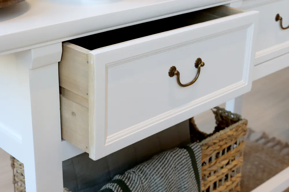 Hvit Marseille anrettingsbord med 2 skuffer fra Chic Antique 