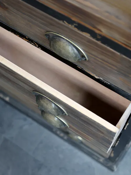 Hovedbilde Vitrineskap Med 2 Glassdører Og 4 Skuffer Fra Chic Antique