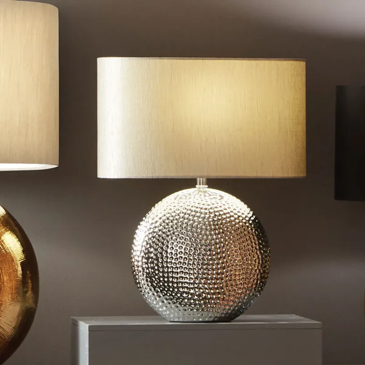 Bordlampe med skjerm Marbel i nikkelfarge