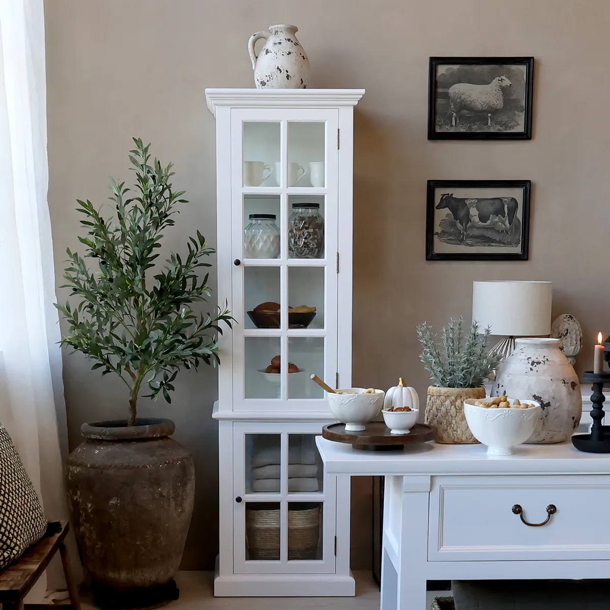 Hvitt Marseille Vitrineskap med 2 dører og hyller fra Chic Antique