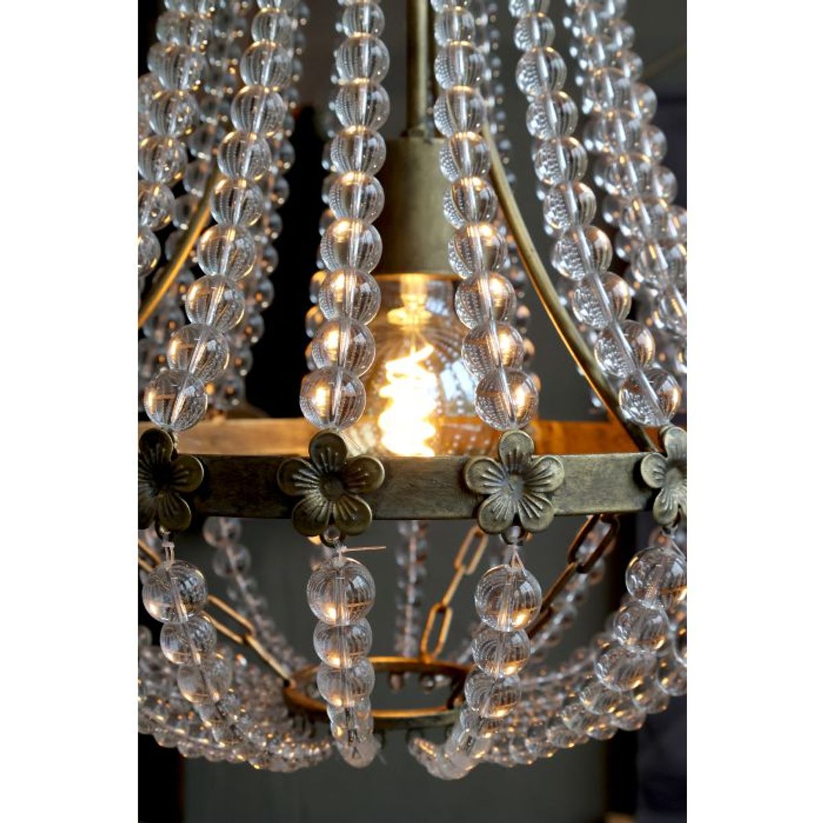 Fransk lysekrone med prismer i messing - Chic Antique
