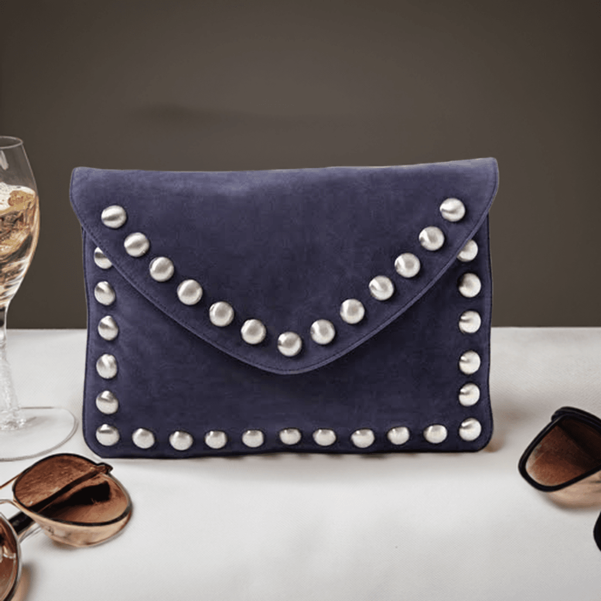Stor lekker clutch  mørkeblå farge fra  Lulu's 