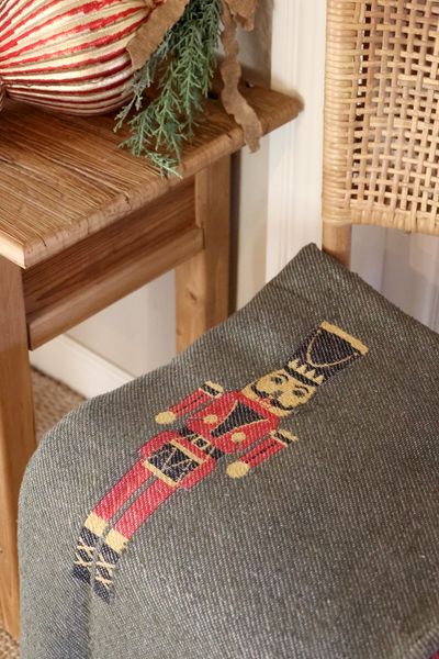 Hovedbilde Nøtteknekker pledd i overskuddsgarn fra Chic Antique