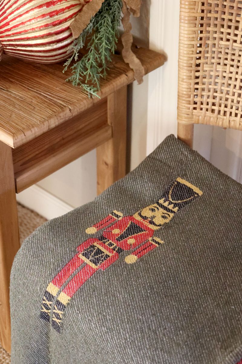 Nøtteknekker pledd i overskuddsgarn fra Chic Antique