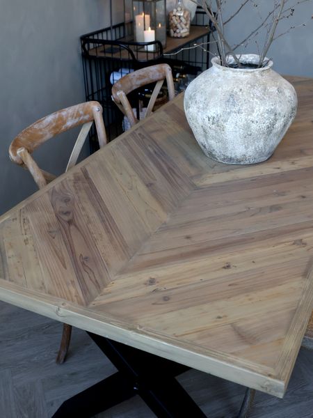 Hovedbilde Vakkert spisebord fra Chic Antique med fiskebensmønster