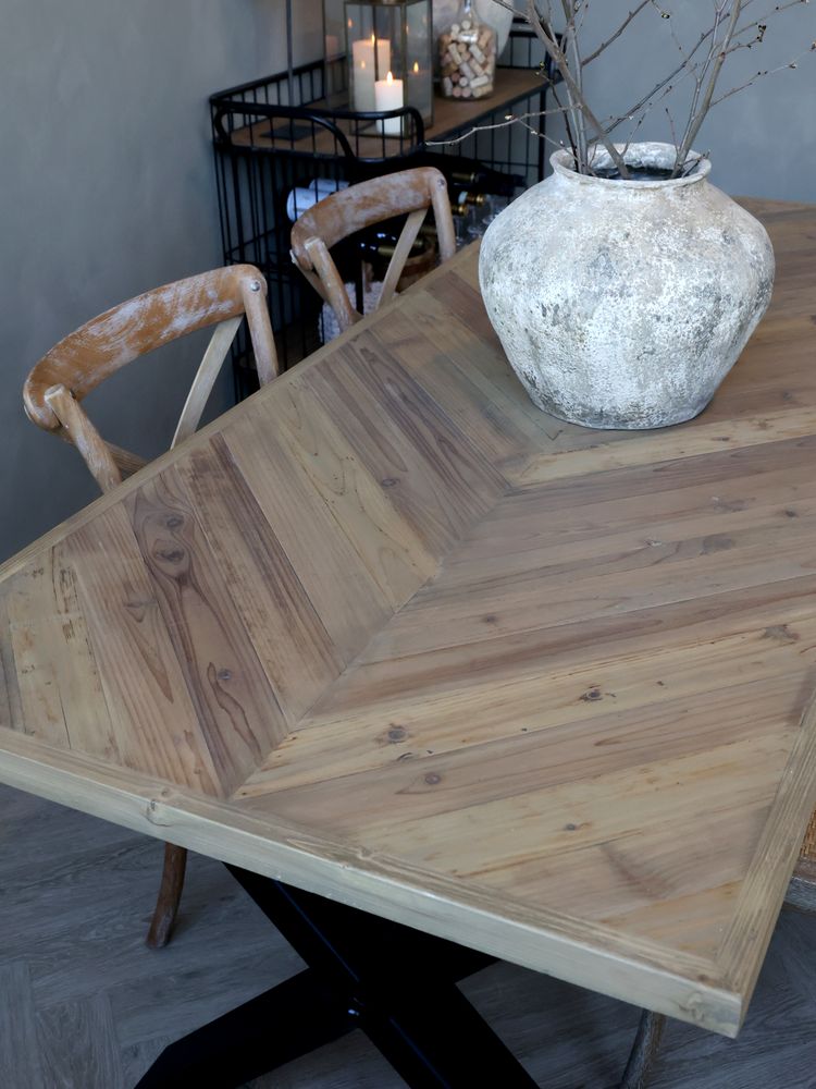 Vakkert spisebord fra Chic Antique med fiskebensmønster