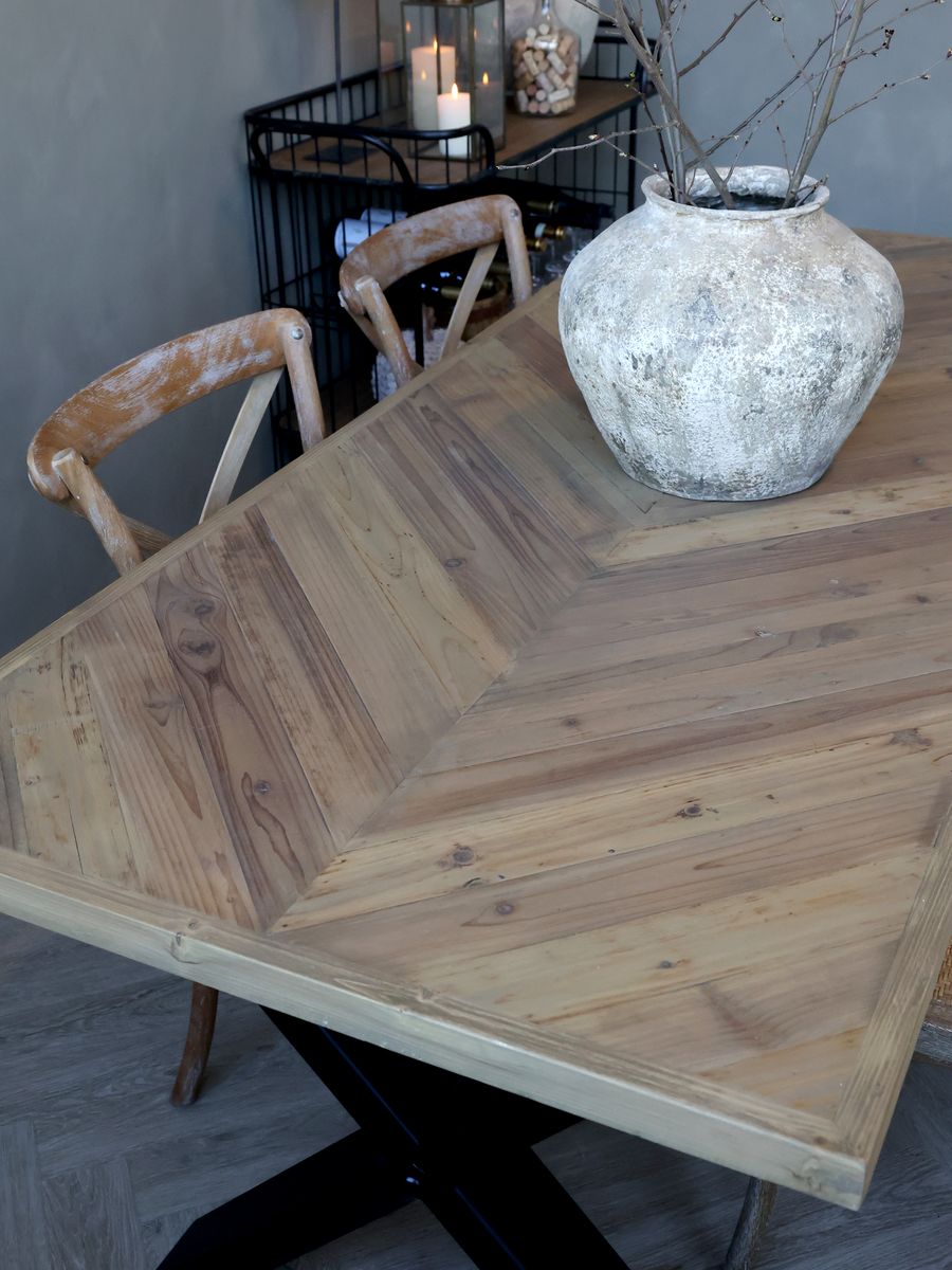Vakkert spisebord fra Chic Antique med fiskebensmønster