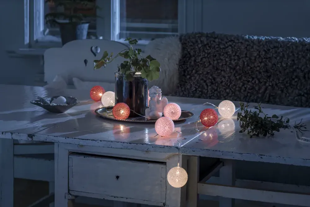 Slynge med røde og rosa baller