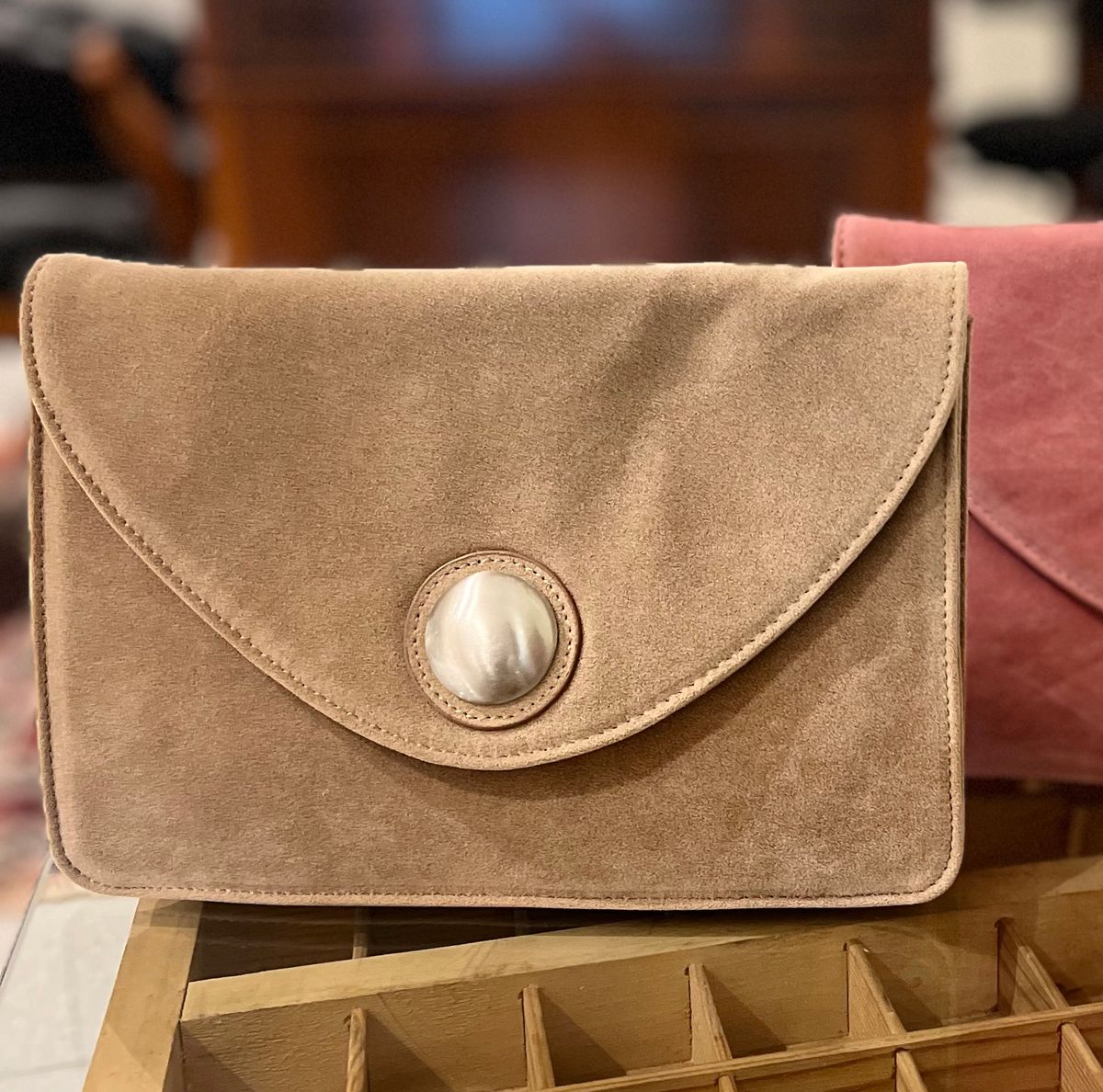 Søt liten clutch i imitert semsket skinn fra Lulu's