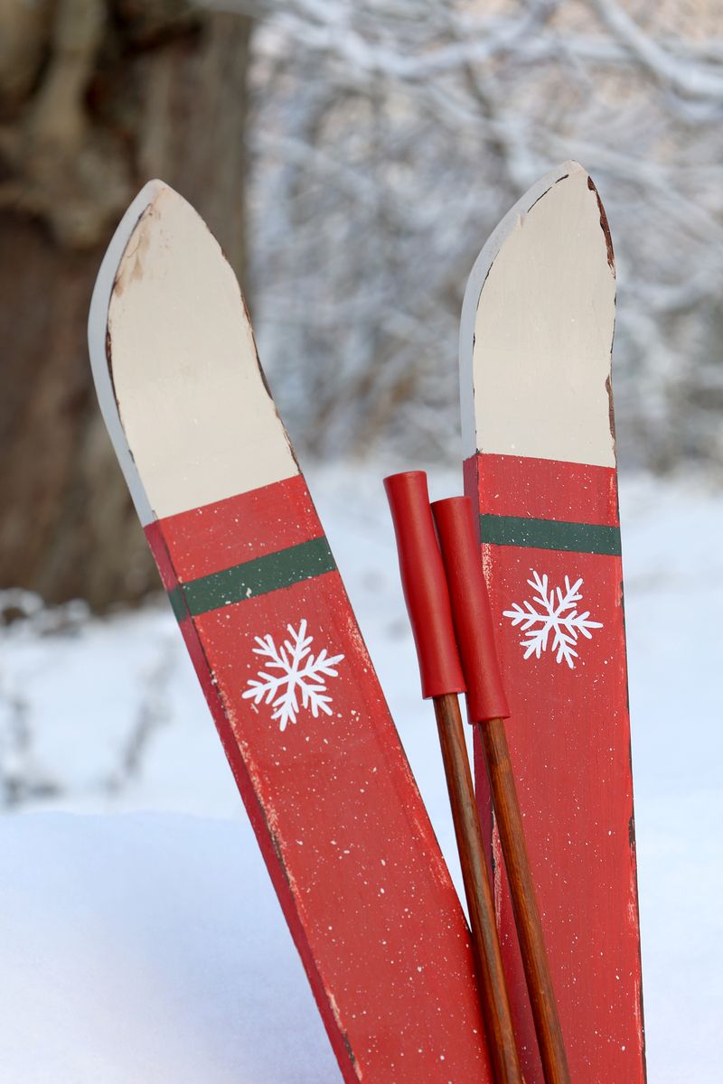 Cherry Vintage ski med staver til dekor fra Chic Antique
