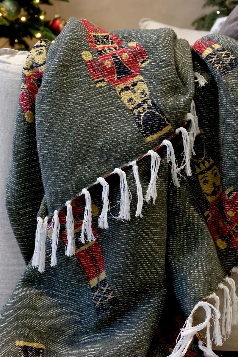 Nøtteknekker pledd i overskuddsgarn fra Chic Antique