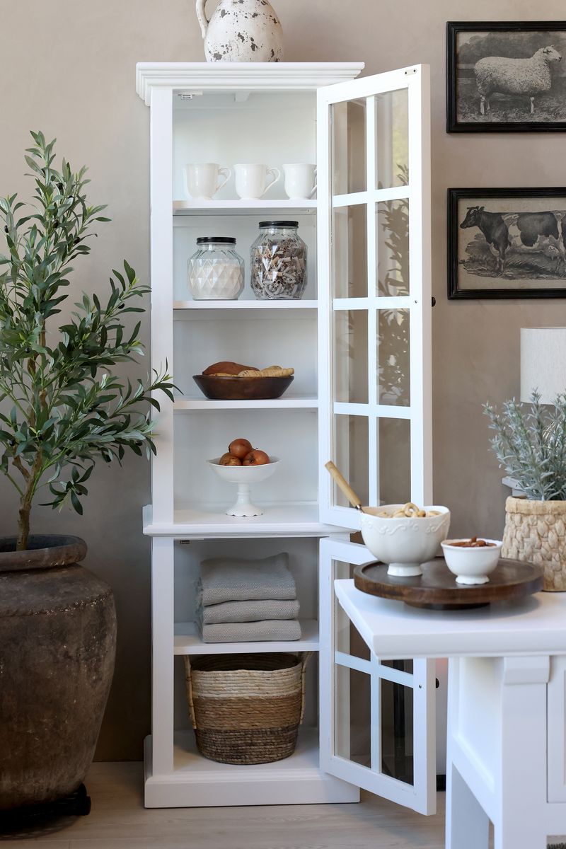 Hvitt Marseille Vitrineskap med 2 dører og hyller fra Chic Antique