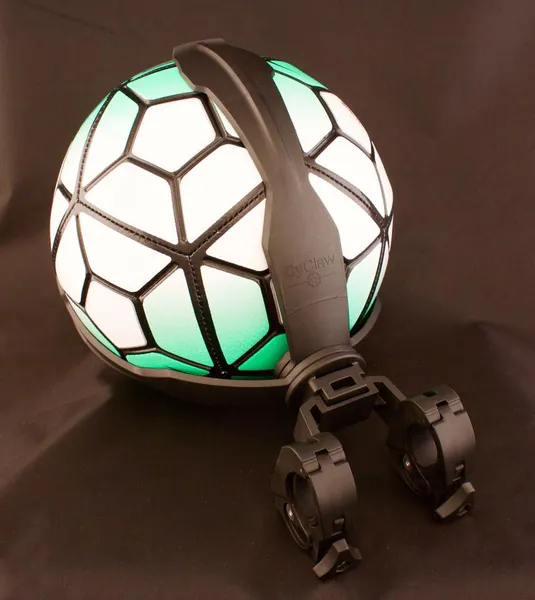 Hovedbilde CyClaw - Fotball holder for sykkel eller sparksykkel