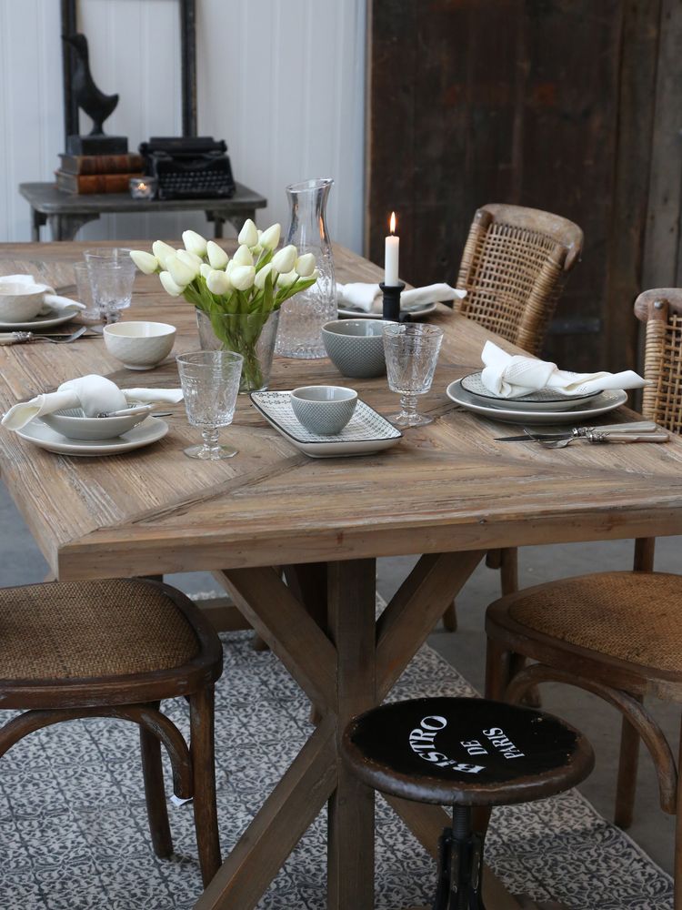 Fransk spisebord i gjenbrukstre fra Chic Antique